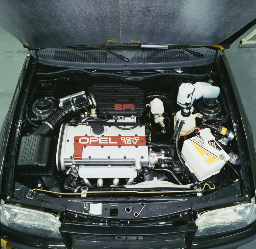 Моторный отсек Opel Kadett GSi 16V 5-Door (E) 1988 года  (фото 3 из 5)